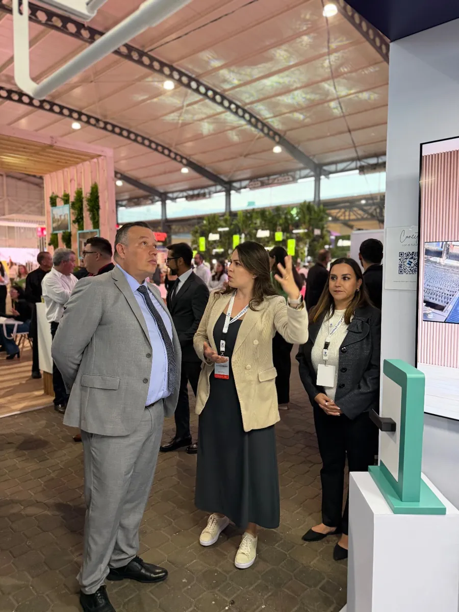Catalina Valverde muestra las cerraduras Zenda Lock en una feria