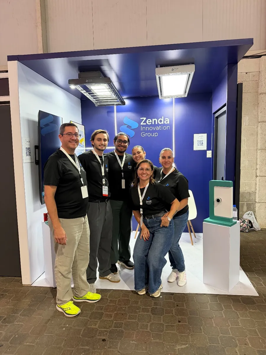 Equipo de Zenda Innovation Group en una feria en Costa Rica