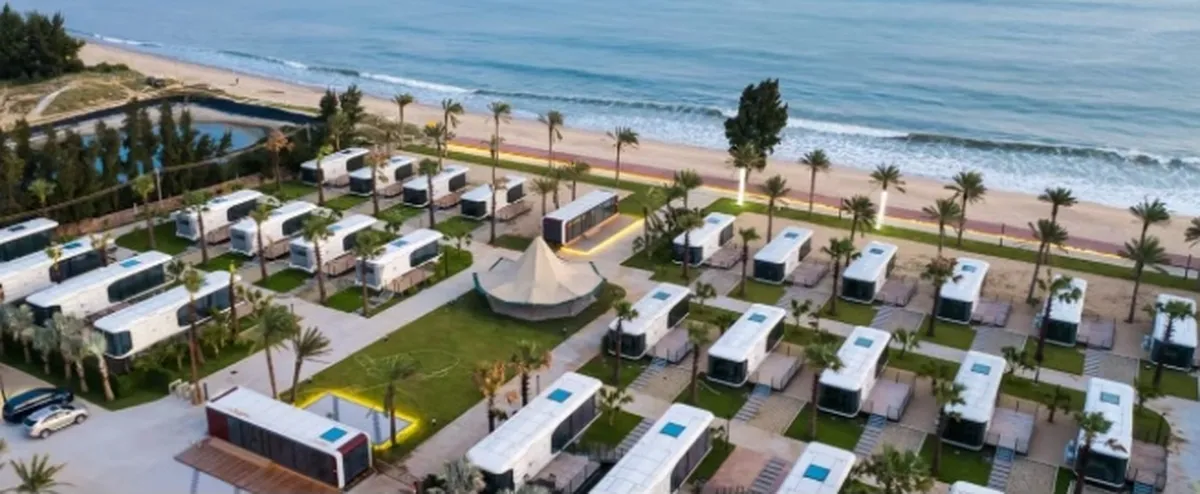 Conjunto de cápsulas Zenith frente al mar